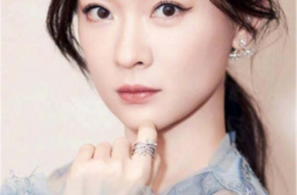 曾被三流导演相中一炮而红，后未婚生子，今儿子5岁还没等来婚礼