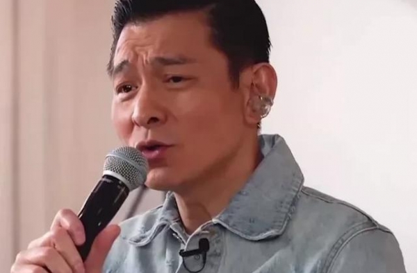 刘德华庆祝59岁生日，线上举办演唱会，天王风采依旧