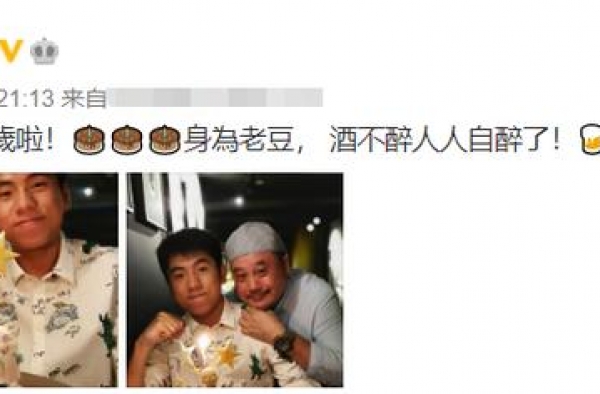51岁麦长青为爱子庆生，喝得满脸通红心情好，18岁儿子太像爹