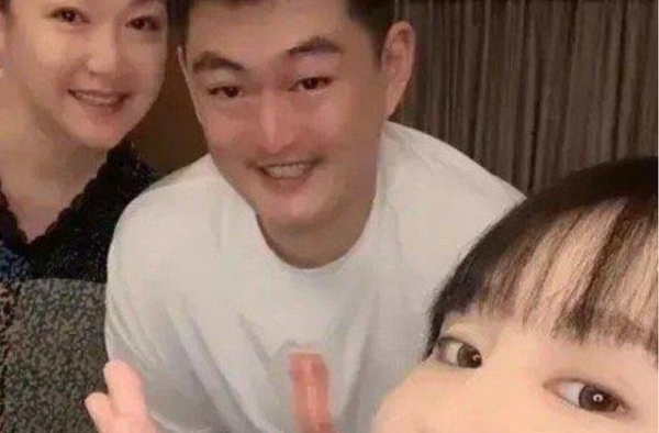 赵本山23岁儿子直播被骂，在妈妈怀里撒娇求安慰，抗压能力差？