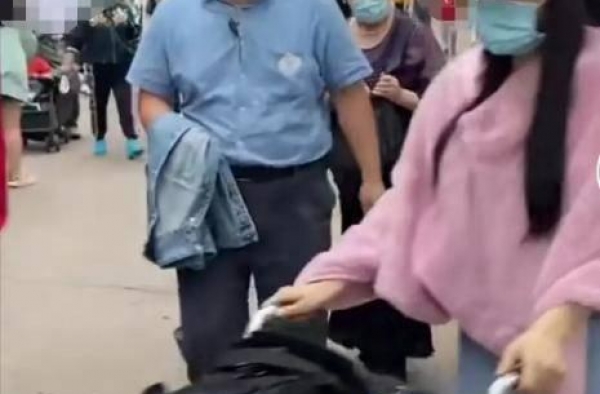 伊能静带家人出游被拍，穿皮草被指凹造型，婆婆穿着简单却得好评