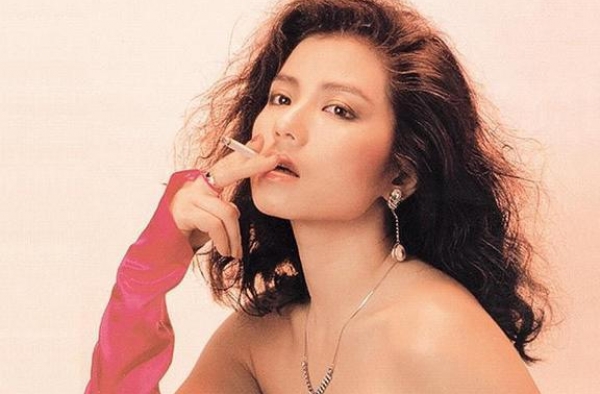 惊艳一个时代的钟楚红，47岁丈夫离世膝下无儿女，却活的很潇洒
