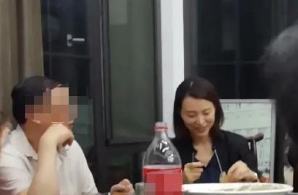董卿素颜参加饭局难掩岁月痕迹，私下打扮朴素，身材好不像生过娃