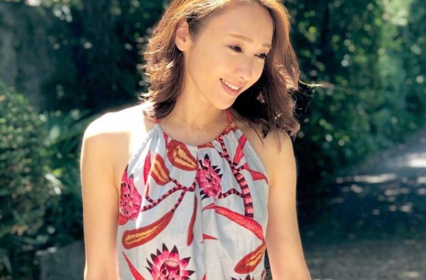 被富商老公宠爱的黎姿好美，穿挂脖连体裤去度假，美得不像48岁