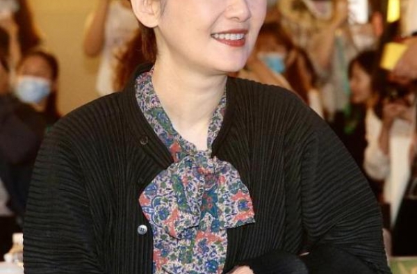 53岁徐帆越来越懂穿，印花裙配小开衫温婉动人，这气质太绝了