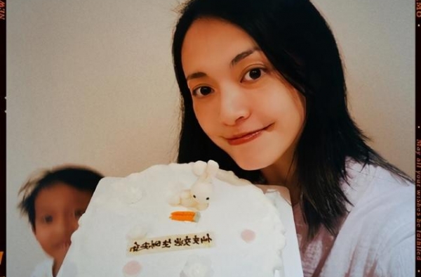 41岁姚晨晒照庆生，儿子罕见露面成主角，二婚嫁丑男也很幸福