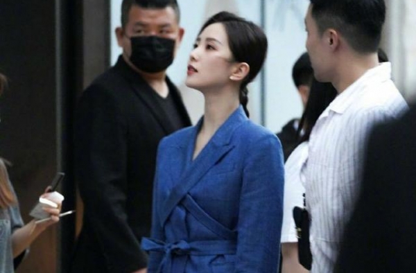 刘诗诗职业装出席活动，被夸真的太美了，姐姐状态真好