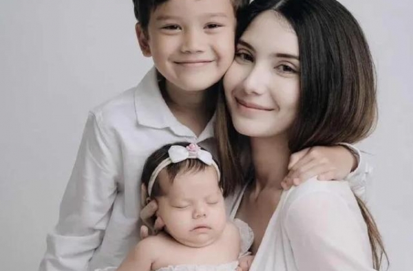 泰国当红男星Mike前女友承认和其他男人生孩子