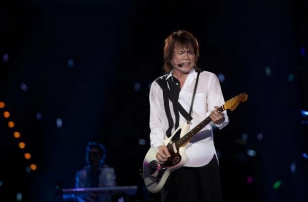 伍佰吐槽某歌手：总上湖南台，也一直唱歌，不还是“人红歌不红”
