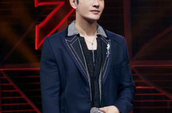 黄晓明曾自爆自卑到抑郁，如今的他靠什么乘风破浪