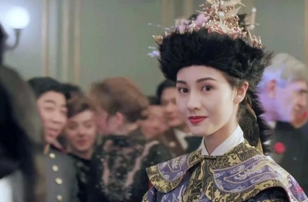李嘉欣命真的太好了，混血颜值颠倒众生，50岁婚姻幸福笑容满面