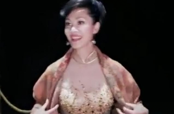 55岁于文华现身，皮肤紧致身材好，工作忙未参加大衣哥儿子婚礼