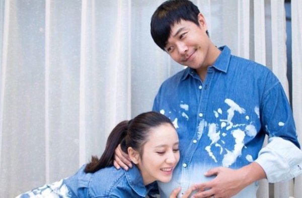 佟丽娅发文回应牵手神秘男子：别操心，婚姻幸福与否，她心里有数