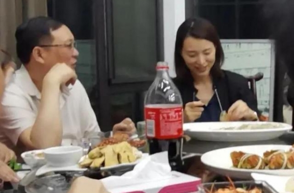 董卿的长相并不好看，再加上素颜，俨然一个老阿姨
