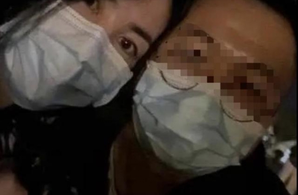 51岁还叫少女？王菲只是装的年轻，摘下口罩也是普通老人