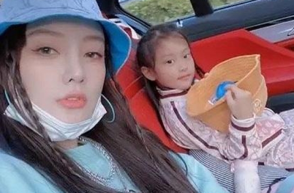 李小璐真是好妈妈，给甜馨做脏辫发型：影响事业也要抚养权