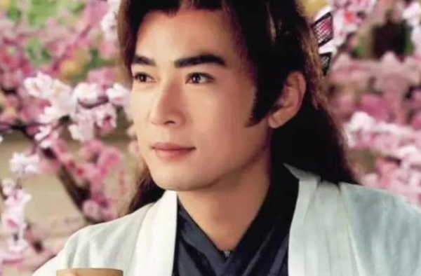 神颜男神焦恩俊发福严重，和妈妈同框像同龄，女儿都发文催促减肥