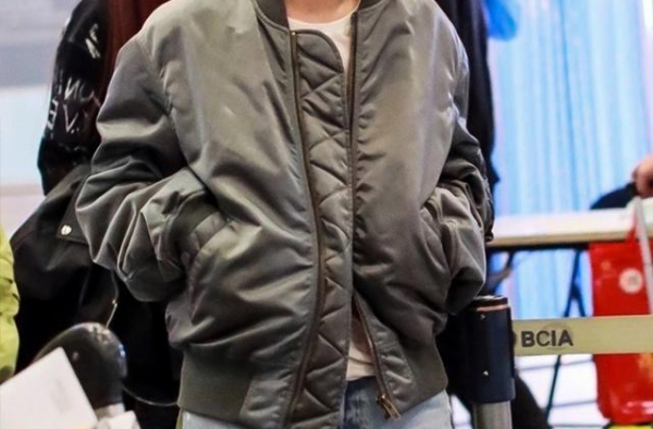 曾轶可走机场造型大颠覆，剪寸头短发像假小子，染一头黄毛太个性