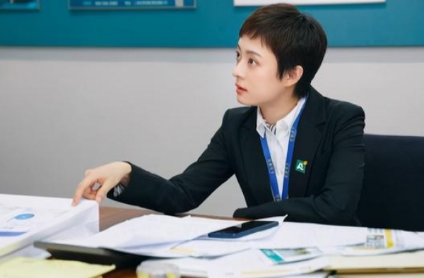孙俪久不露面又变瘦，粉嫩荷叶裙小玩性感，穿紧身没在怕