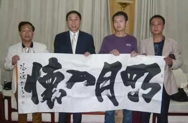 相声演员冯巩的行书不错，用笔精到，洒脱自由，行云流水，佩服