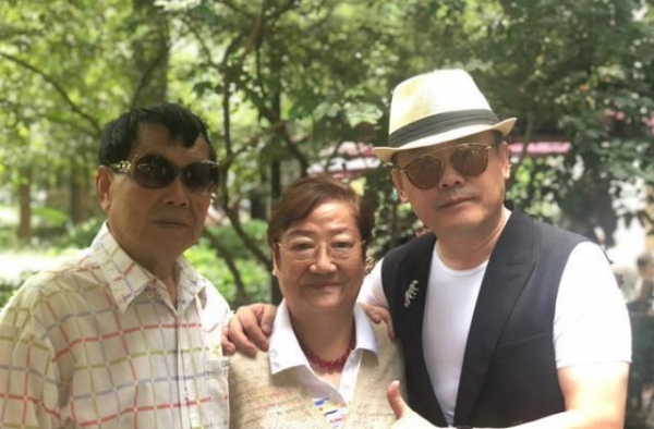 周立波与富婆妻子罕秀恩爱，近照发福变化明显，脸部浮肿身材圆润