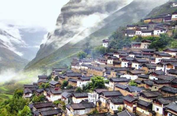 时评：从《我和我的家乡》中悟基层之道
