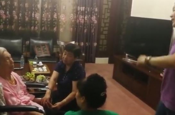 张泽群86岁母亲因脑梗无法说话，交流全靠眼神，没看过儿子演出