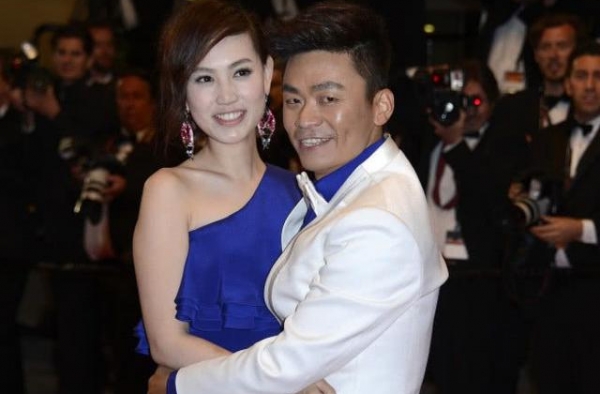 王宝强被曝未婚生子，疑与模特女友领证，经纪人出面否认