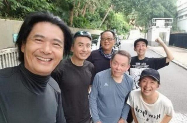 香港明星在港如平民百姓，内地明星却如“大臣”巡察，反差真大？