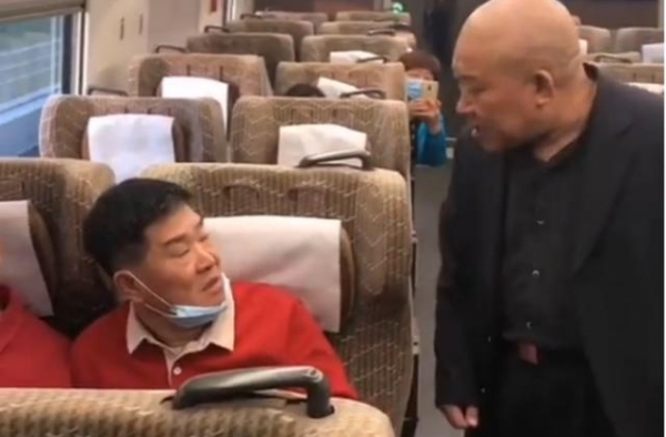 54岁邹德江罕露面，衣着朴素略发福，曾是全才现落魄走穴跑商演