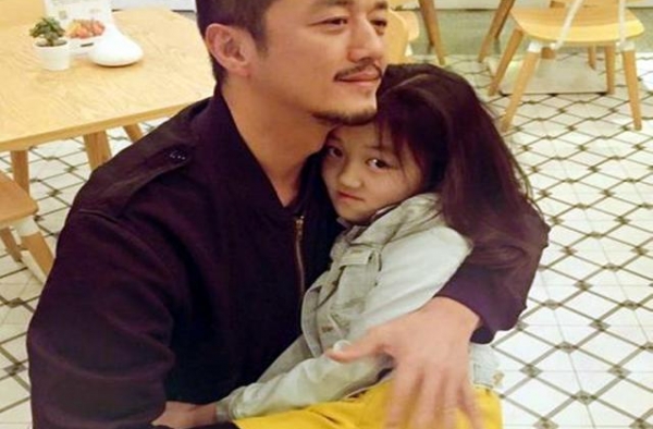 14岁李嫣晒合照为李亚鹏庆生，摘掉“兔唇”标签，美到不敢认