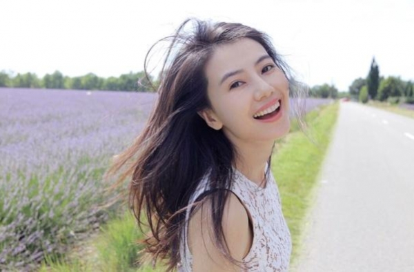高圆圆复出后首封，红白黑三色调出复古美感，41岁气质依然优越