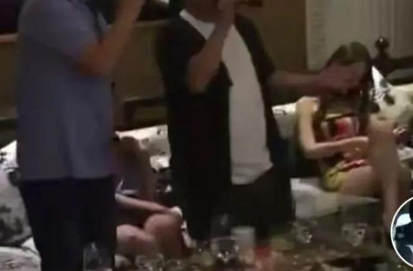 妻子去世仅两月，曾志伟夜店嗨歌，身旁性感美女作陪