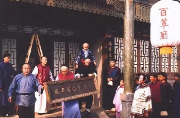 开拍三集就被撤资，导演四处求了4年才开拍，成就万人空巷的经典