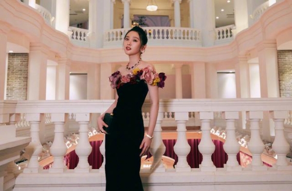唐艺昕产后首露面身材恢复完美 张若昀隔空告白