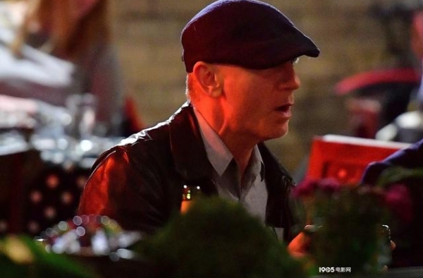 “007”丹尼尔和爱妻户外用餐 用筷子动作熟练