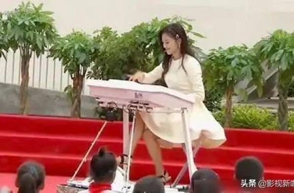 王小玮官宣离婚后，商演一人自弹自唱，玖月奇迹从此消失？