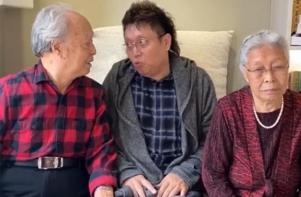 王为念90多岁父母镜头前秀恩爱，儿子用魔术变玫瑰见证甜蜜时刻