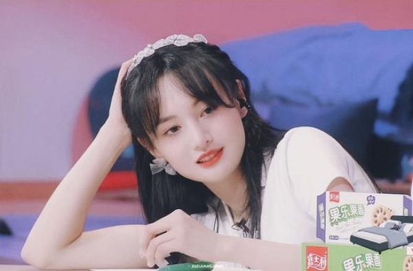 娱乐圈奇女子郑爽，热搜体质难以超越，认真营业每个造型都美出圈