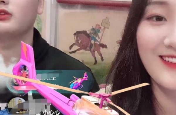 “大衣哥”儿媳妇直播首秀，几十万粉丝礼物刷不停