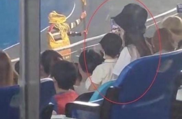 Angelababy带娃被偶遇，与杨幂成反差
