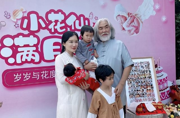 69岁张纪中展臂力，抱儿女跳舞好欢快，被娇妻赞体力比年轻人好