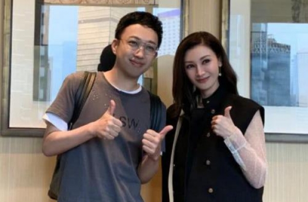 李嘉欣复出拍戏，面部棱角分明，越长越像邓文迪了
