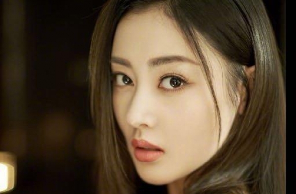 张天爱曾是巩俐光替？张艺谋节目爆猛料！过往被曝女生尴尬捂脸