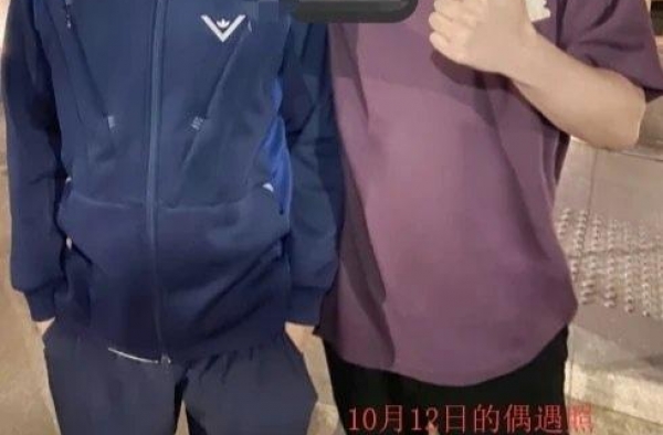 58岁梁朝伟近照，皱纹横生老到认不出，网友：昔日男神成爷爷