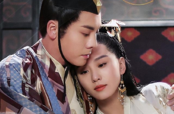 刘诗诗和陈伟霆久违同框，手戴婚戒坐姿豪放，男帅女美超养眼