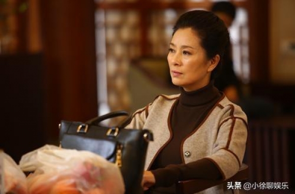 56岁的她演技获赞，气质高贵典雅，婚姻生活备受网友关注