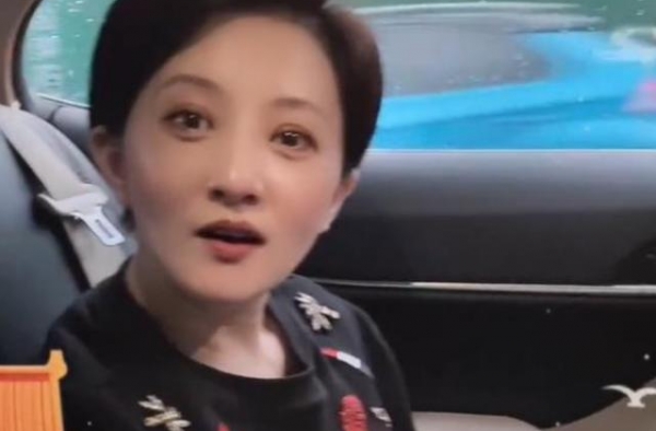 昔日金铭剪短发，40岁未婚被嘲笑像＂大妈＂，祝福绯闻男友