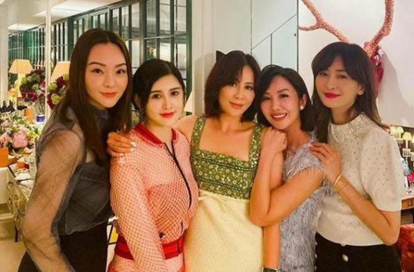 刘嘉玲高调聚会站C位，穿亮片吊带裙身材凹凸有致，美得认不出