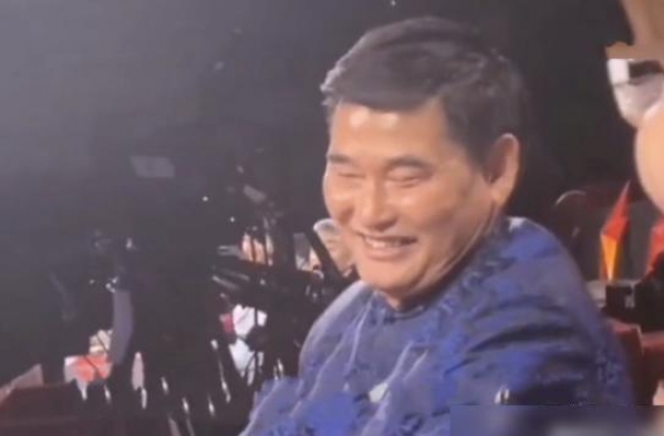 “大衣哥”回《星光大道》当评委遭批，那他当评委够不够资格